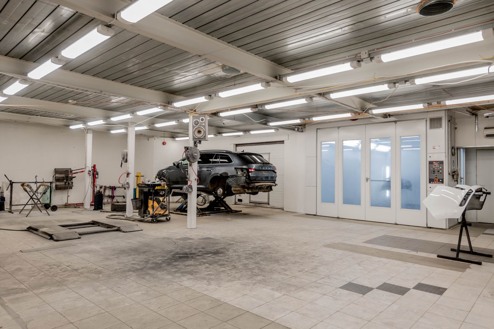自動車整備工場の内観（イメージ）